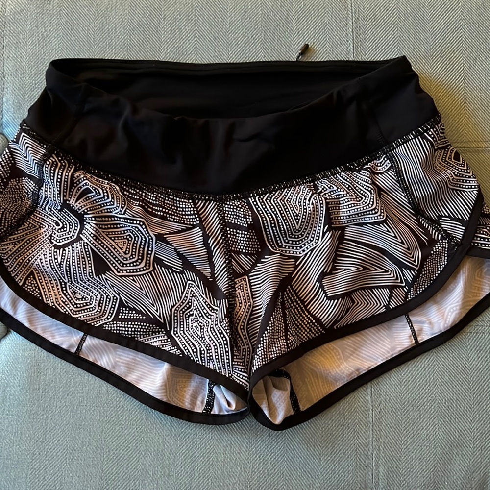 Lululemon Speed Up Shorts 2.5” lined, size 2
